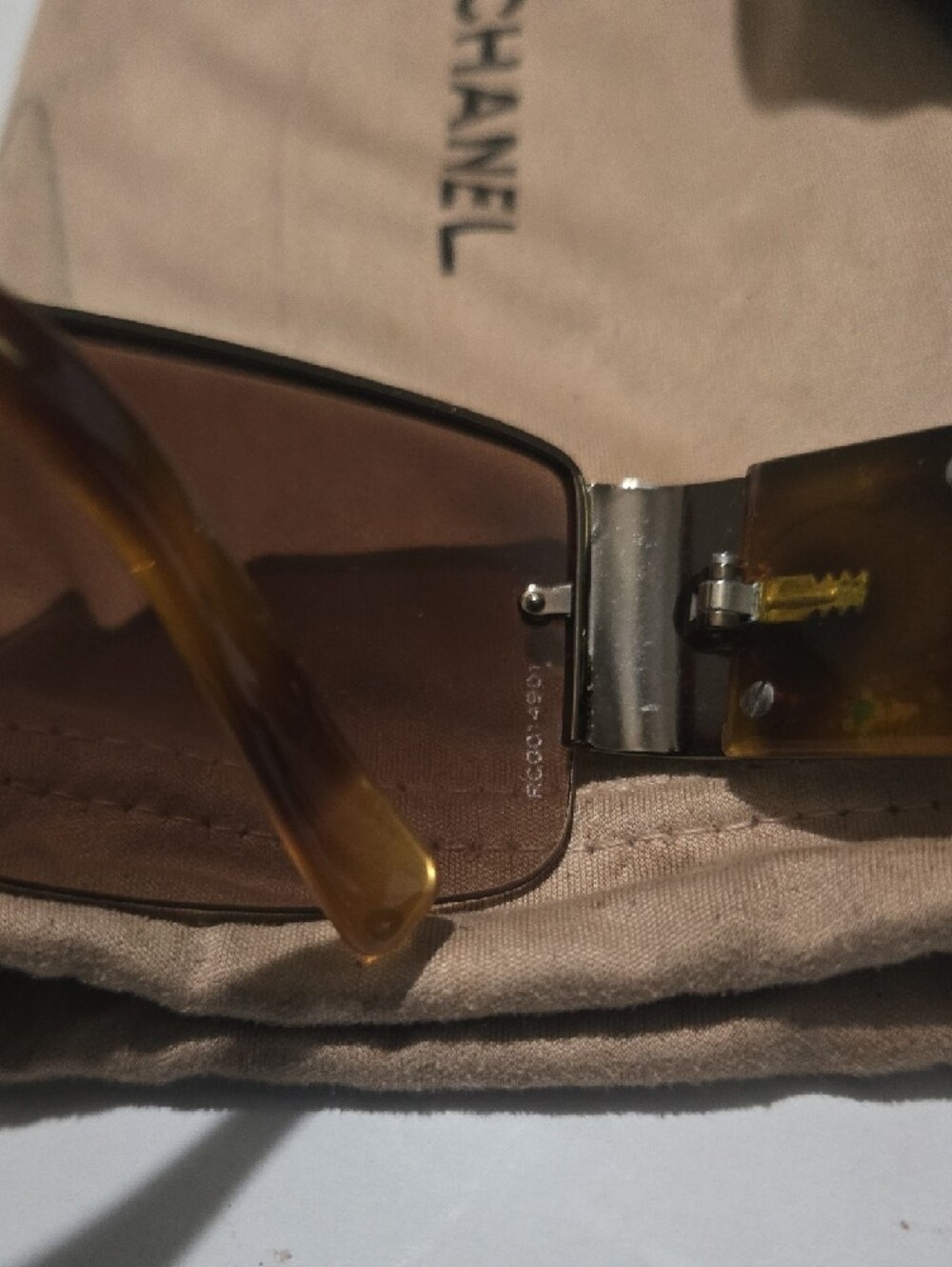 CHANEL Tortoiseshell Resin Barrette with Silver CC Accents - Picture 6 of 16
